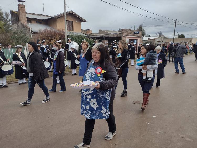 FM Suarense dijo presente en el desfile del 25 de Mayo, en Villa Belgrano