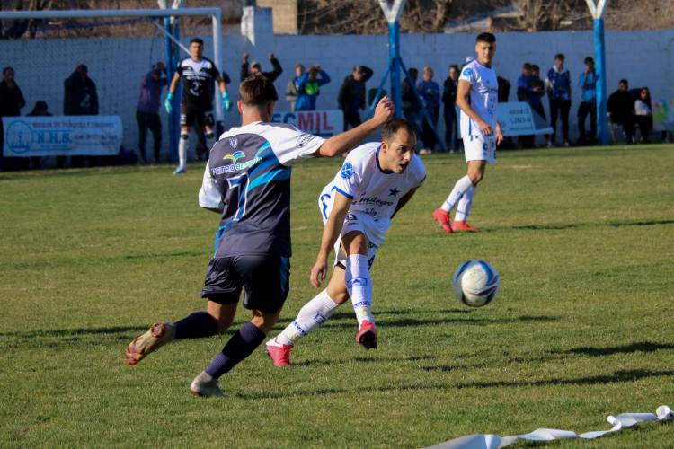 Atl. Huanguelén y Racing a la final del Torneo Apertura