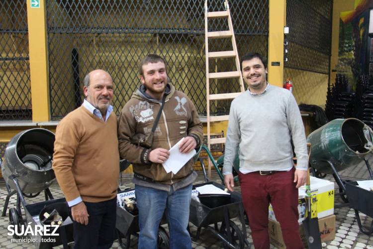 Más de 30 emprendedores recibieron maquinarias, herramientas y materiales para la emergencia social” 