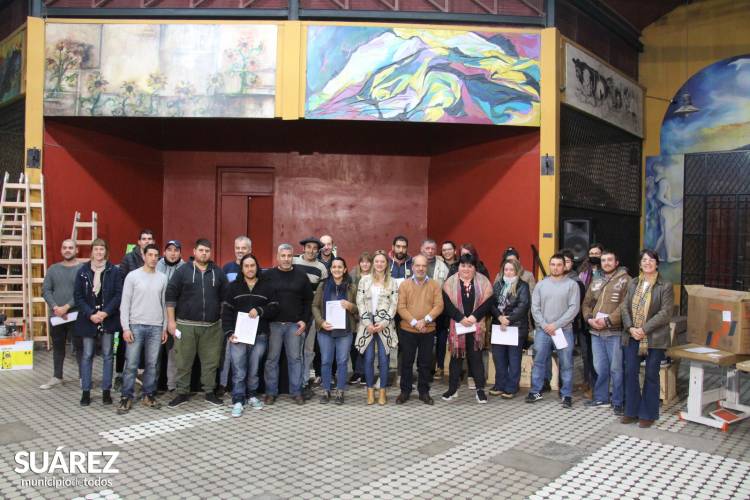 Más de 30 emprendedores recibieron maquinarias, herramientas y materiales para la emergencia social” 
