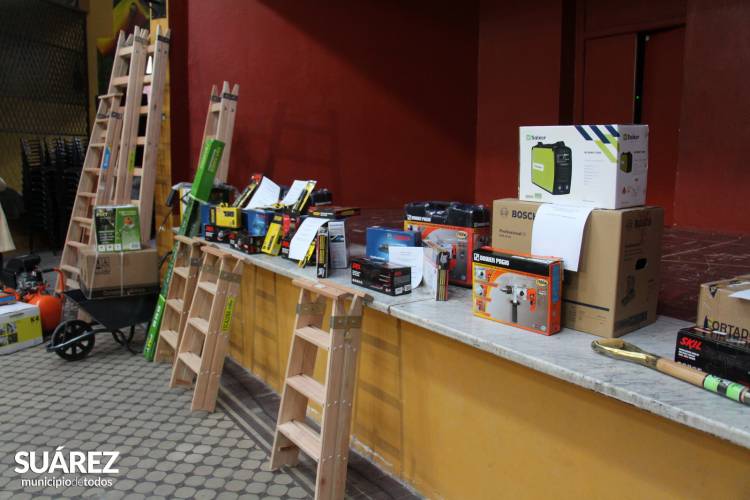 Más de 30 emprendedores recibieron maquinarias, herramientas y materiales para la emergencia social” 
