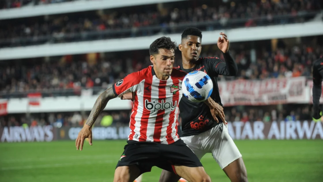 Con polémica, Estudiantes cayó sobre la hora y quedó eliminado ante Paranaense