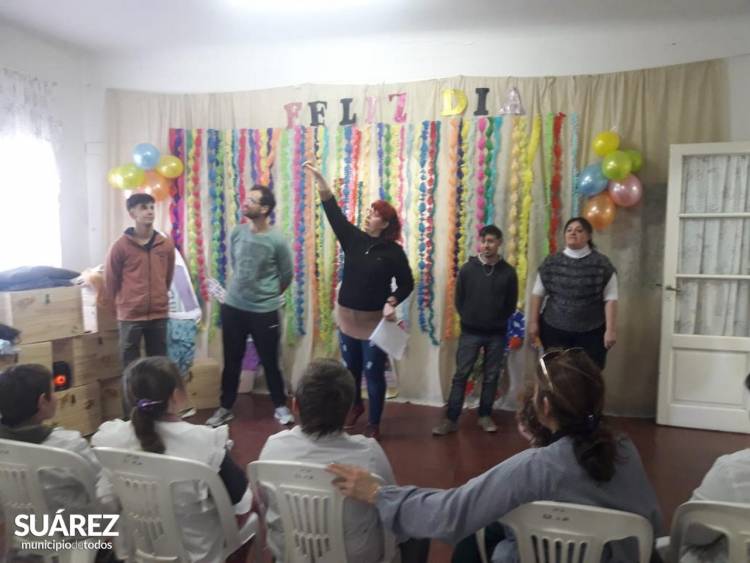 El Taller Municipal de Teatro desplegó su encanto en el Paraje Santa Ana