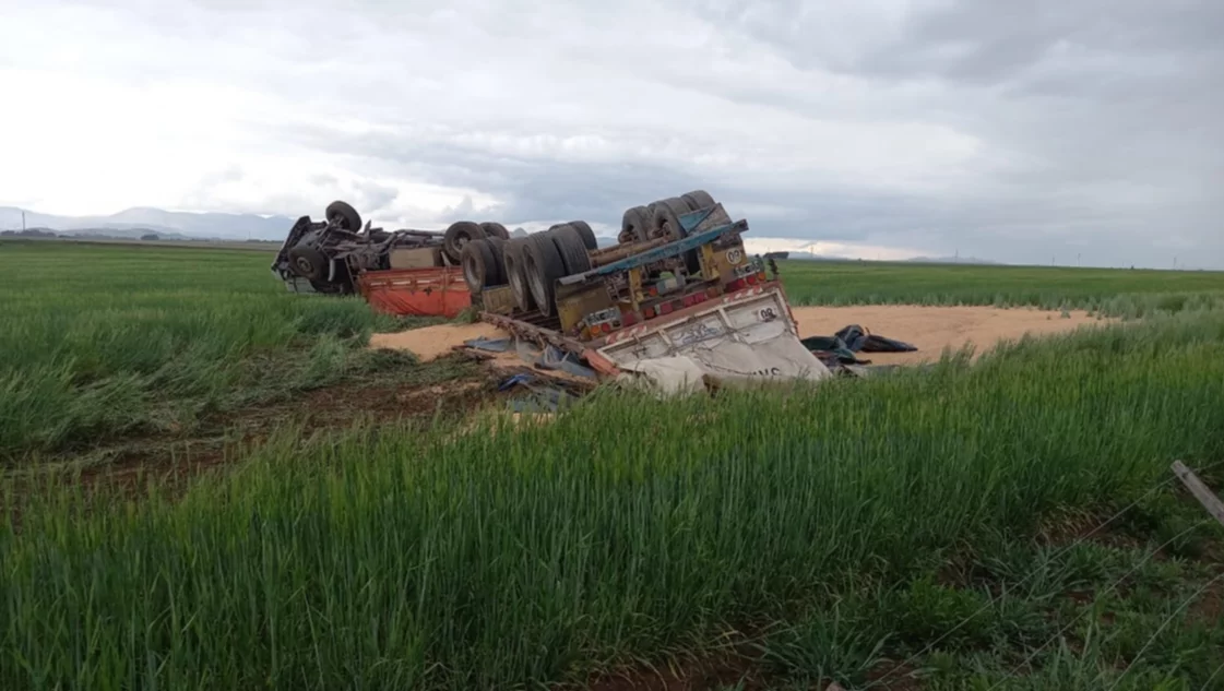 Trágico accidente: un camionero murió al volcar en la ruta 33