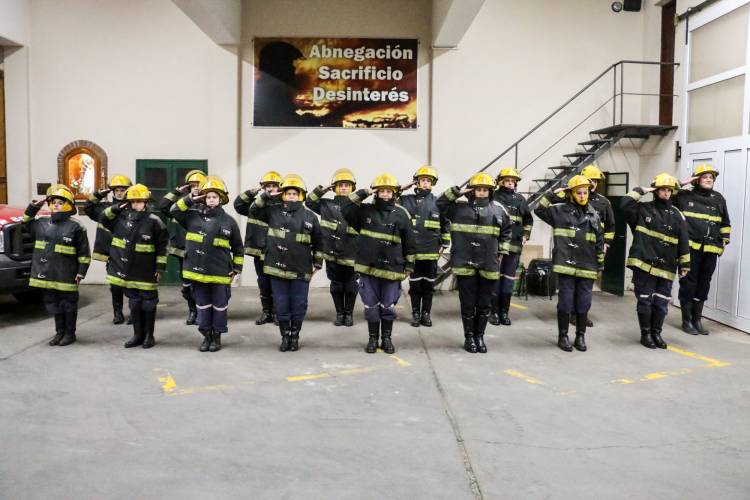 Coronel Suárez incorporó 16 Bomberas y Bomberos Voluntarios al Cuerpo Activo 