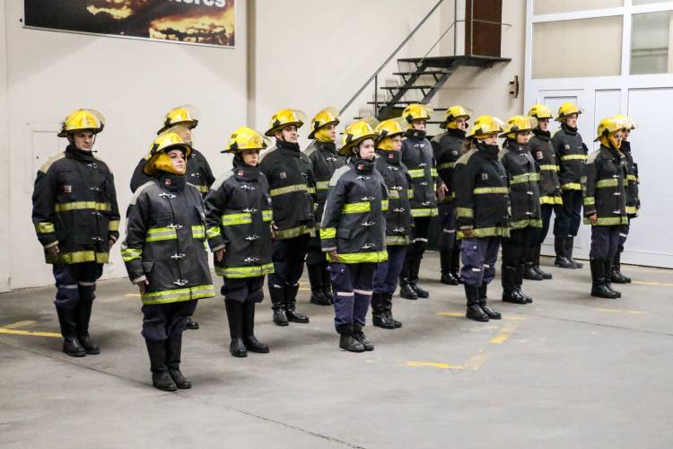 Coronel Suárez incorporó 16 Bomberas y Bomberos Voluntarios al Cuerpo Activo 