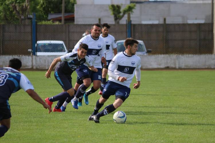 Fútbol de la Liga Regional. En el Distrito suarense siguen Blanco y Negro y Huanguelén.