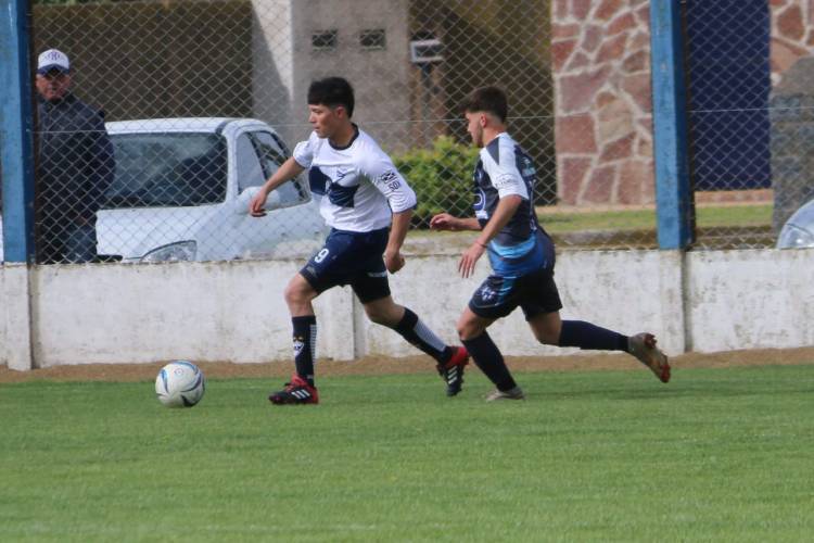 Fútbol de la Liga Regional. En el Distrito suarense siguen Blanco y Negro y Huanguelén.