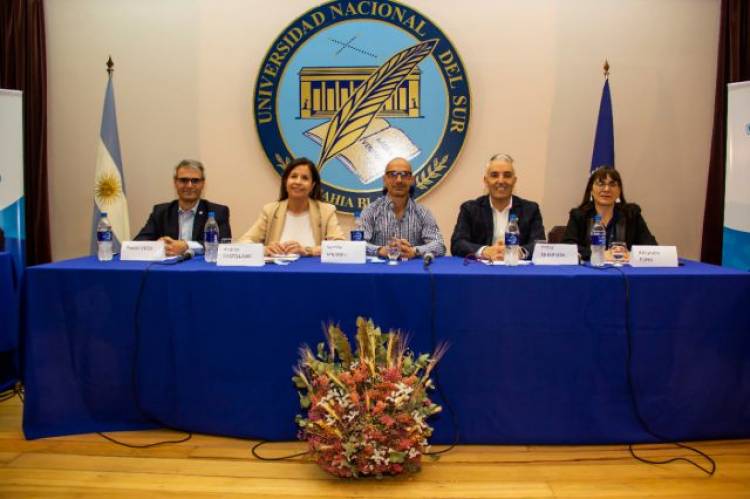 Los candidatos y candidatas al rectorado presentaron sus propuestas