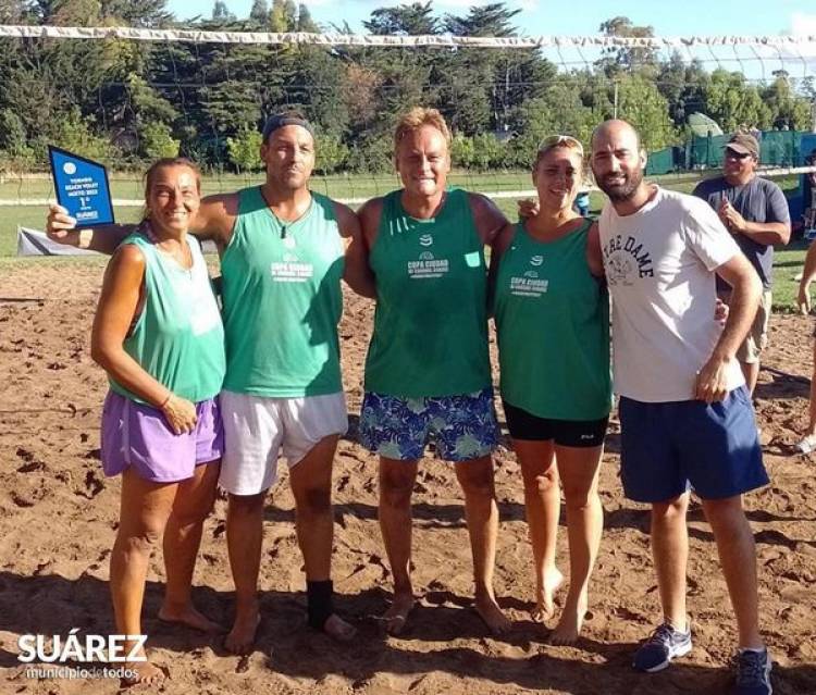 El equipo “Los Ordoñe’s” se quedó con el torneo de Beach Vóley mixto