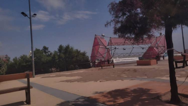 El fuerte viento tiró todo un parador en Monte Hermoso