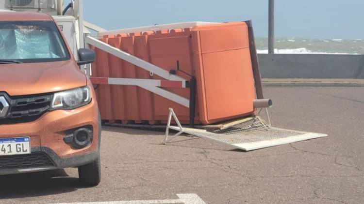 El fuerte viento tiró todo un parador en Monte Hermoso
