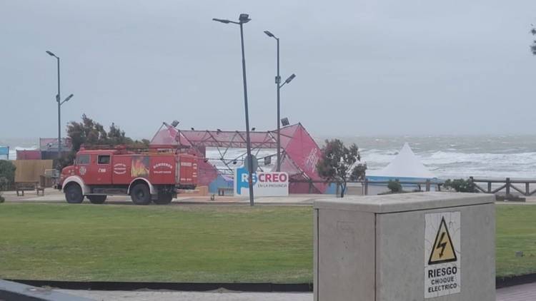 El fuerte viento tiró todo un parador en Monte Hermoso