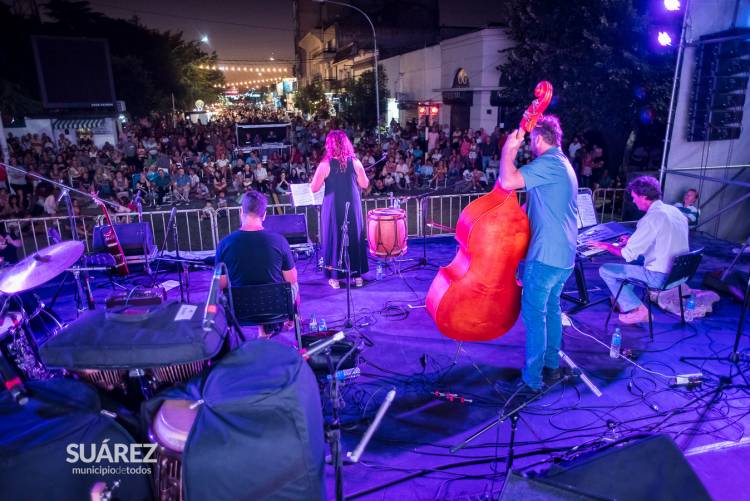 Multitudinaria convocatoria en una espectacular noche de #SuarezPeatonal