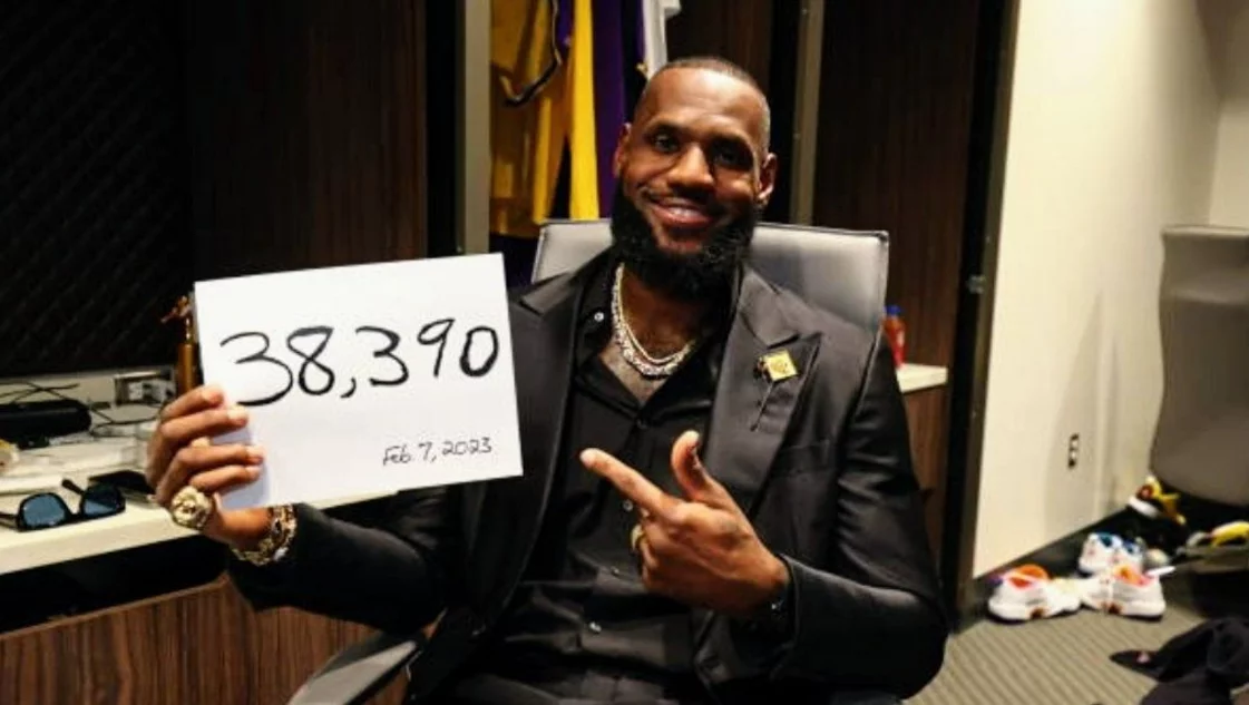 LeBron, a los 38 años, metió 38 y es el máximo anotador de la historia