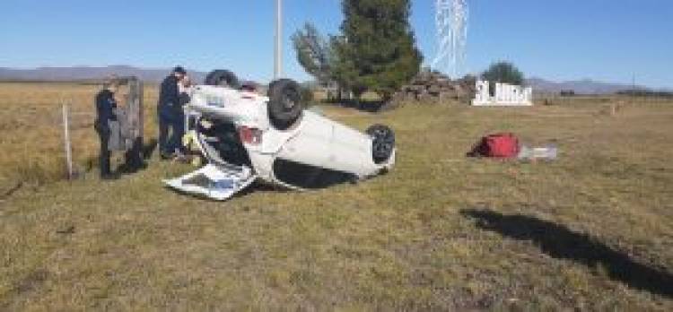 Saldungaray: los Bomberos acudieron a un vuelco en la zona de acceso