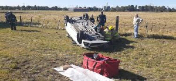 Saldungaray: los Bomberos acudieron a un vuelco en la zona de acceso