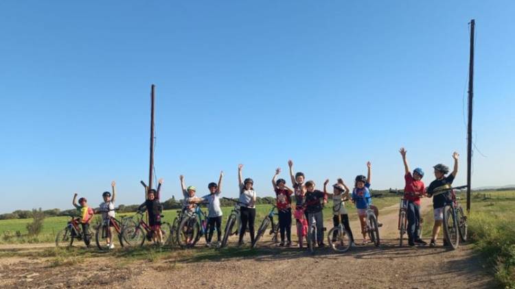Cicloturistas solidarios: reciben y arreglan bicicletas para los niños