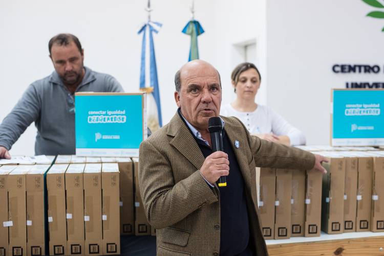 Entrega de un total de 360 netbooks para alumnos de 6° y 7° año