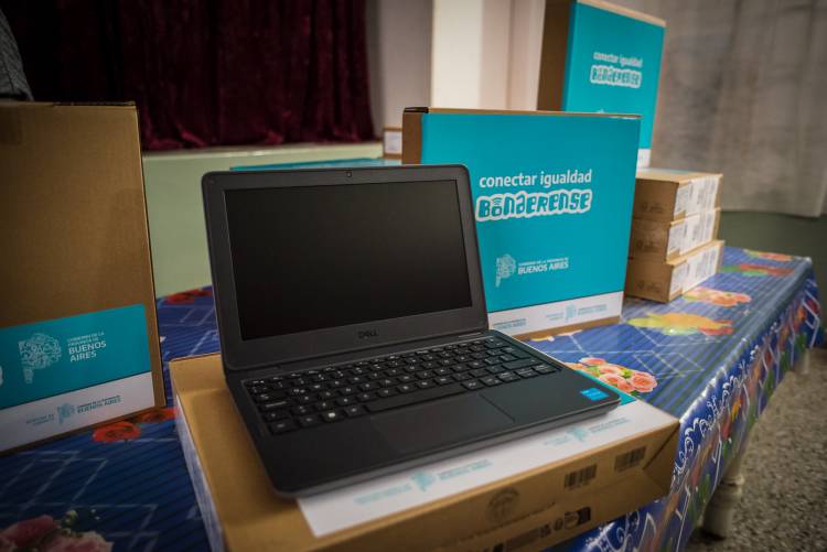 Entrega de un total de 360 netbooks para alumnos de 6° y 7° año