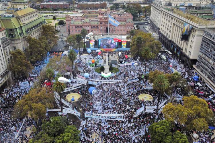 25 de Mayo y un masivo acto de CFK