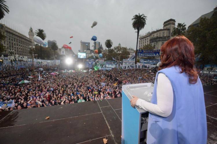 25 de Mayo y un masivo acto de CFK
