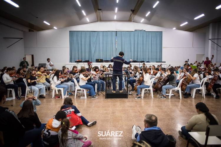 Impresionante Concierto de la Orquesta Escuela de Coronel Suárez" 