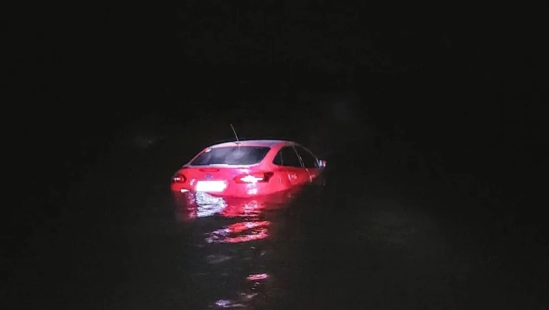 El auto de un pescador cayó al dique Paso de las Piedras
