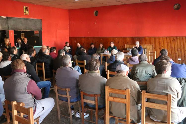 Reunión con apicultores en San José