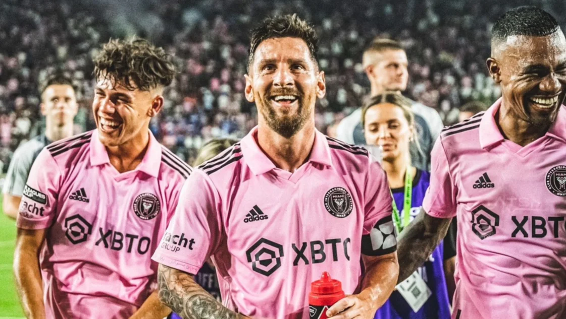 Con dos goles de Messi, Inter ganó el clásico y pasó de ronda