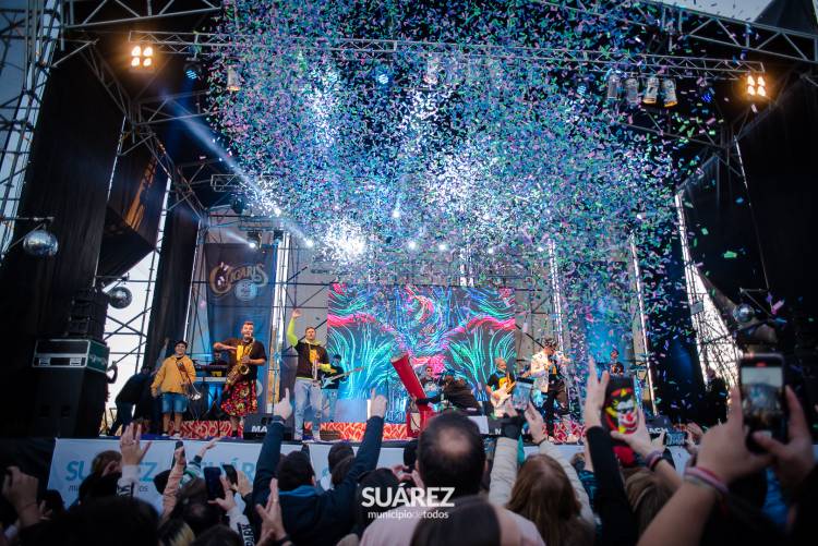 Suarez Peatonal marcó un record histórico en convocatoria con el concierto de Los Caligaris