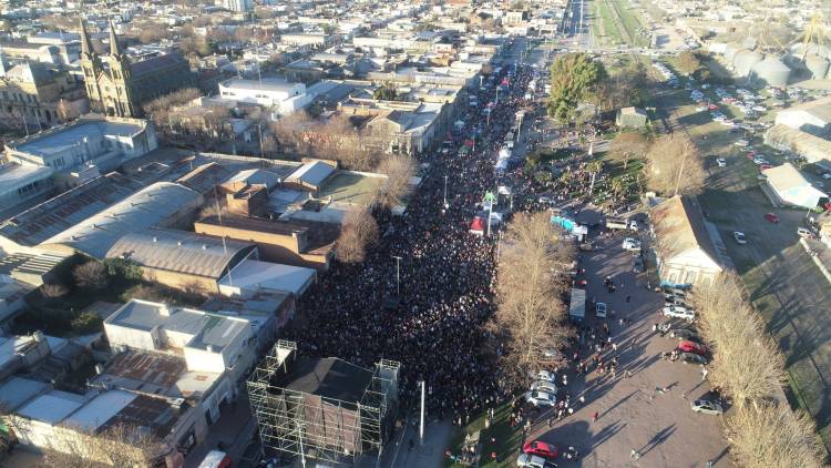 Suarez Peatonal marcó un record histórico en convocatoria con el concierto de Los Caligaris