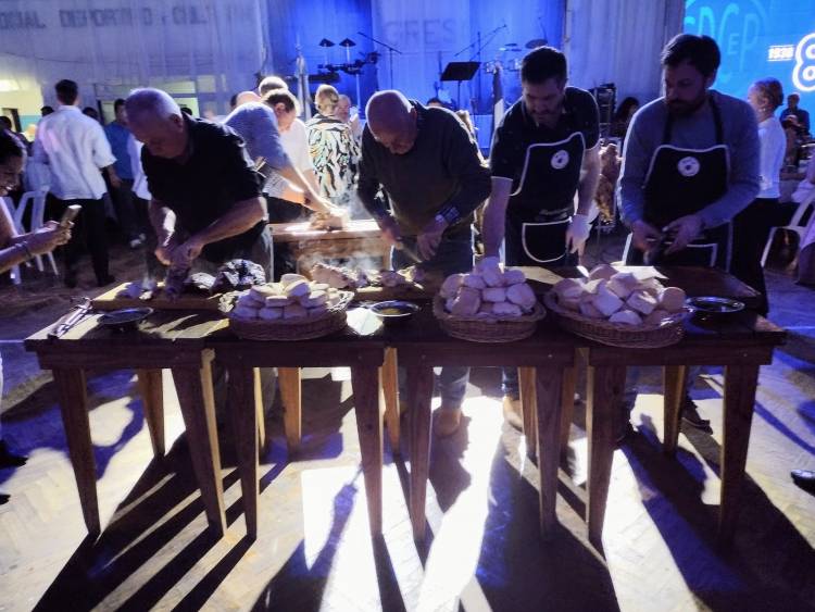 El Club El Progreso de Pueblo Santa María celebró sus 85° años con una gran cena y baile.