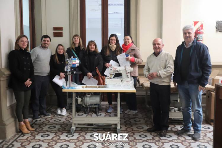 Entrega de herramientas a emprendedoras suarenses