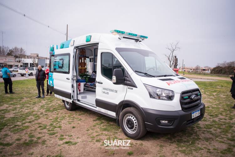El Gobierno Provincial entregó una ambulancia de alta complejidad, 15 computadoras y un sillón de parto al Hospital Municipal