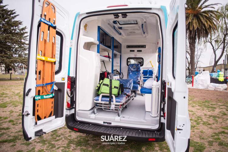 El Gobierno Provincial entregó una ambulancia de alta complejidad, 15 computadoras y un sillón de parto al Hospital Municipal
