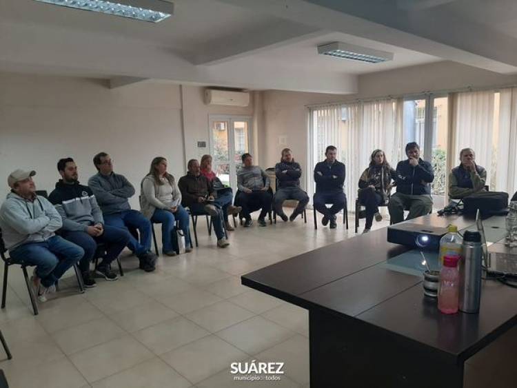 Reunión entre apicultores locales y representantes del Ministerio de Desarrollo Agrario de la provincia