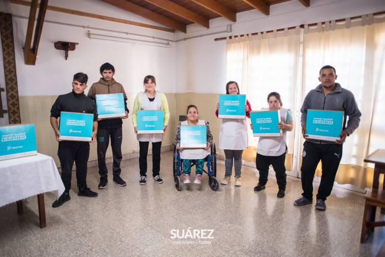 Entrega de netbooks para alumnos de la Escuela Especial N°501 de Coronel Suárez y N°503 de Huanguelén