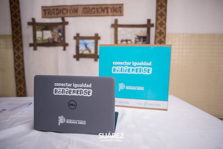 Entrega de netbooks para alumnos de la Escuela Especial N°501 de Coronel Suárez y N°503 de Huanguelén