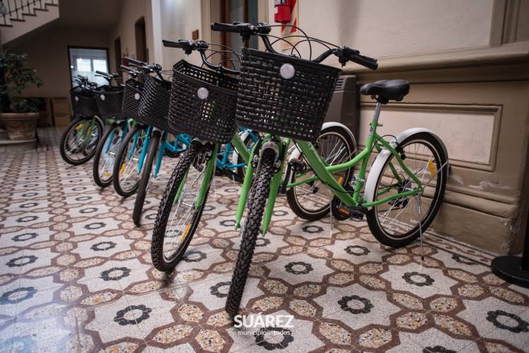 Entrega de bicicletas a alumnos de la Escuela Técnica