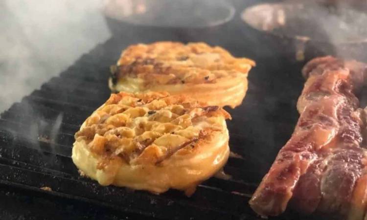 Cómo hacer la provoleta perfecta: crocante por fuera y suave por dentro