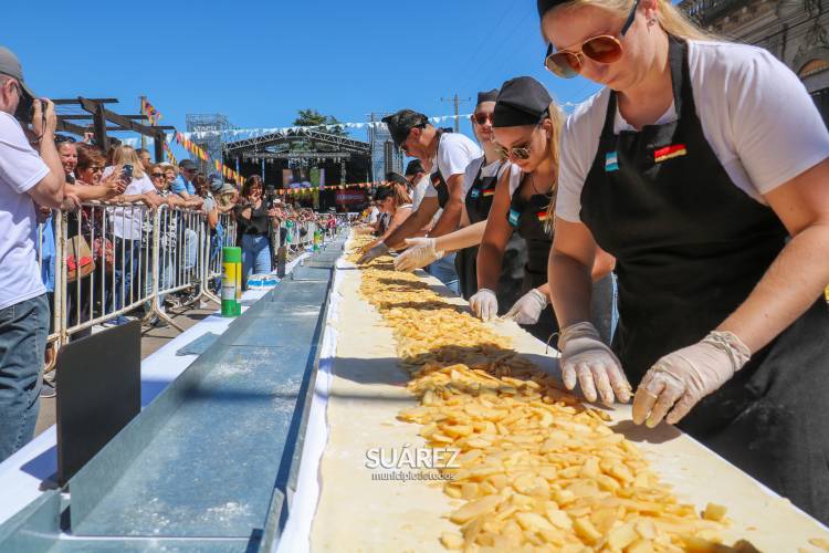 La 9° edición de la Strudel Fest superó el desafío con la elaboración del Strudel “más largo del país”