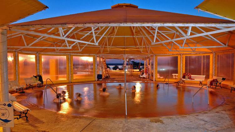 Un pequeño pueblo argentino ideal para pasear, pescar y descansar en termas