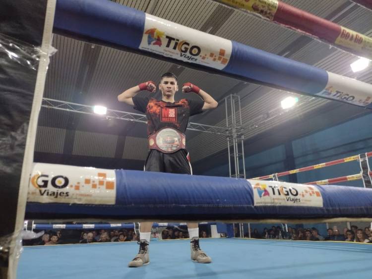 Exitoso festival de boxeo en club El Progreso de pueblo Santa María