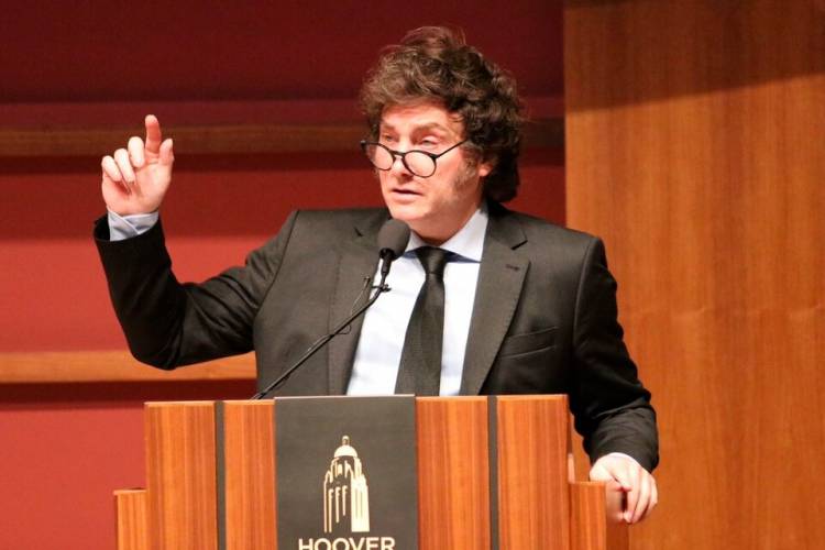 Milei llevó los mismos apuntes a Stanford