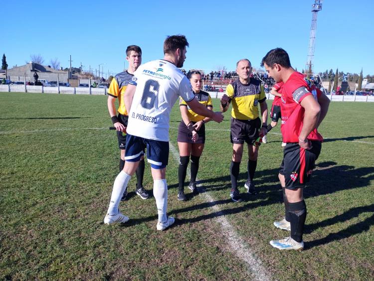 Independiente SJ vs El Progreso arbitrado por  Agustina Loos de Olavarría. Primera mujer árbitro en la Liga Regional de Fútbol.