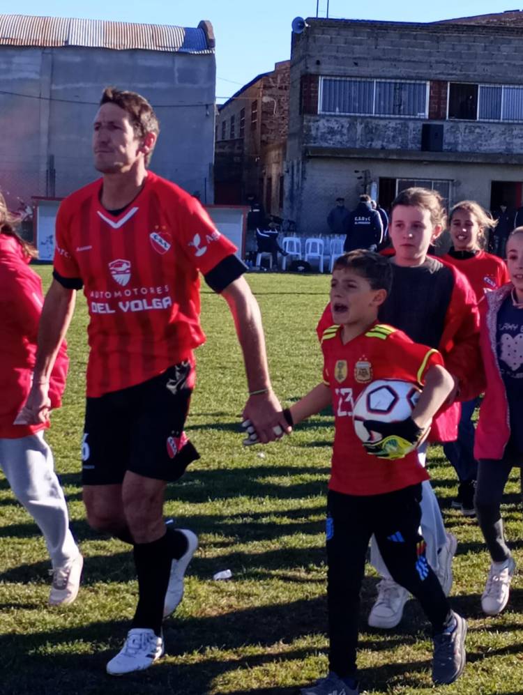 Independiente SJ vs El Progreso arbitrado por  Agustina Loos de Olavarría. Primera mujer árbitro en la Liga Regional de Fútbol.