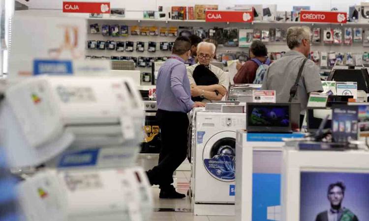ReducciónImpuesto PAIS: qué va a pasar con los precios y cómo impactará en cada sector