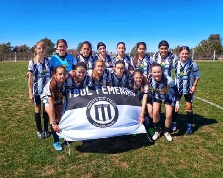 Fútbol Sub 15 Femenino Blanco y Negro único puntero