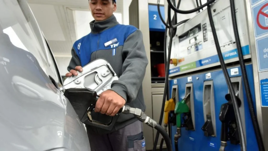 Oficializaron la suba del combustible: la nafta y el gasoil aumentaron 2,75%